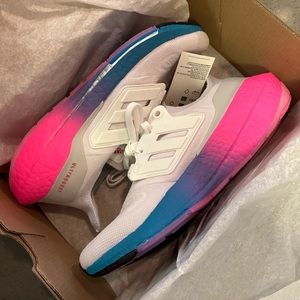 Adidas Ultraboost 22 Womens size 8